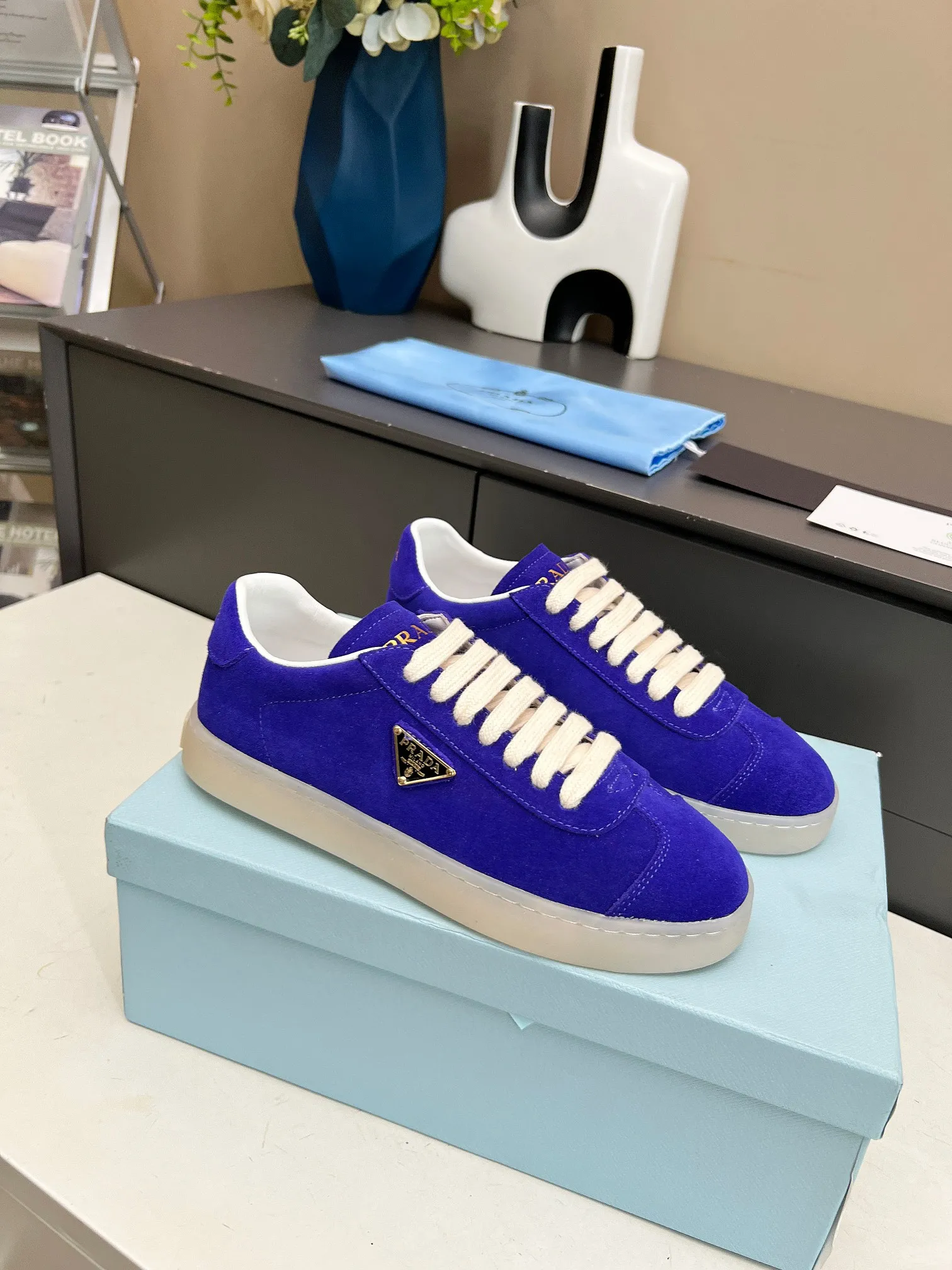 👟👟Ex-factory price 480👟👟 2024 Prada/Prada "couples" metal logo decorated Lane leather sneakers. This sneaker is fashionable and simple, showing the full integration of minimalist style and sports personality. Easy to wear and durable, artistic retro style. Leather material: original imported cowhide. Lining: sheepskin lining. Shoe logo: enamel-coated triangular metal logo. Size: 35-45 (female 41, male 45, custom-made, non-returnable).